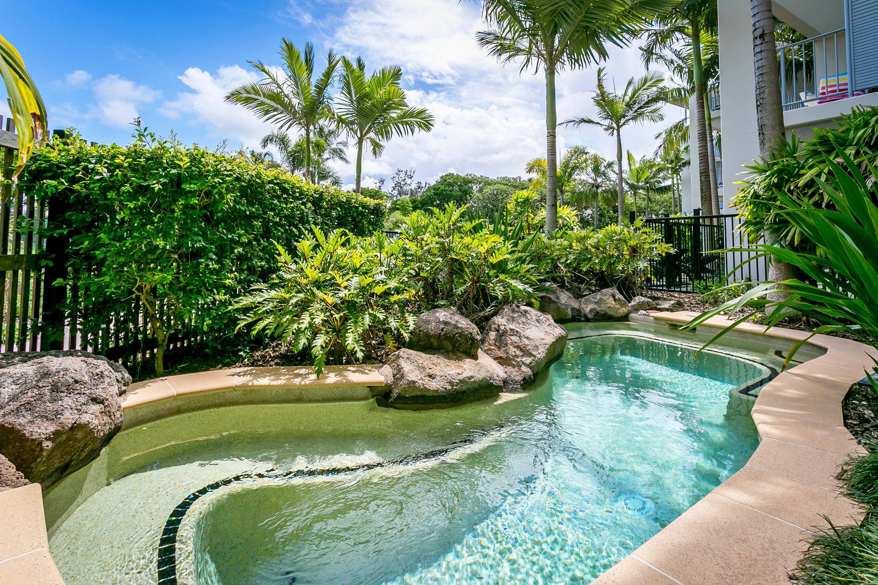 Peppers Salt Resort&Spa Kingscliff Exterior foto A pool in a private home