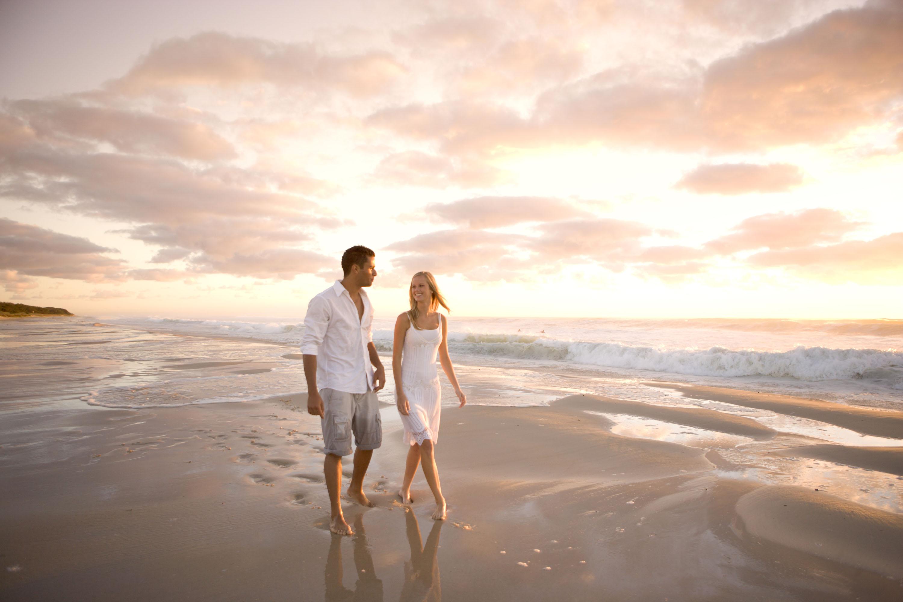 Peppers Salt Resort&Spa Kingscliff Exterior foto A couple walking on a beach
